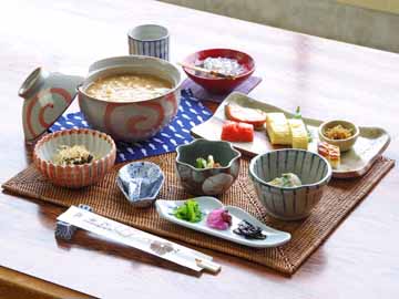 *【茶粥朝食一例】当館人気の朝食！お米から炊く茶粥はさらりとしてとってもヘルシー♪