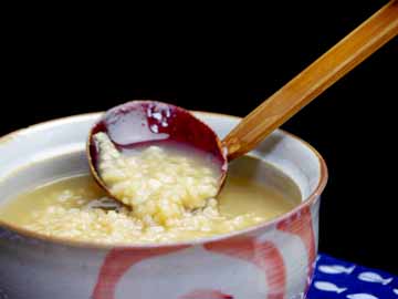 *【茶粥一例】奈良の名物♪香ばしいほうじ茶でお米からじっくり土鍋で炊き込んでいます。