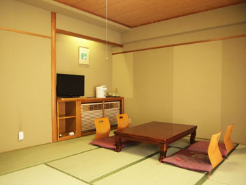 和室8畳(山側)客室のユニットバスにも源泉の温泉を引いております。