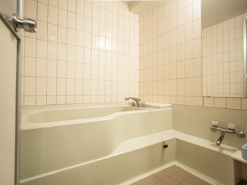 *【和室8畳・バスルーム】洗い場付きのバスルームのお湯は塩江温泉を引いております。