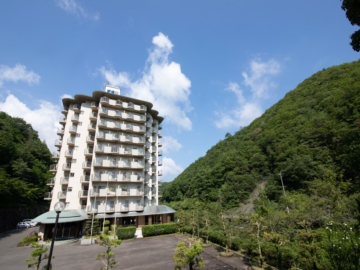 *【外観】静かな山間の川に面した立地に当館はございます。