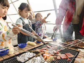 *【BBQ】長いトングがあるので子供たちもお手伝い♪