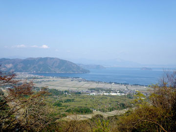 *当館は琵琶湖を眺める高台にございます。青い空と琵琶湖のコラボレーション！