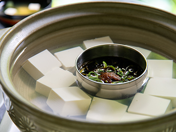 【朝食一例】湯豆腐／地元の名物・大山とうふを最も美味しく味わえる食べ方でどうぞ。
