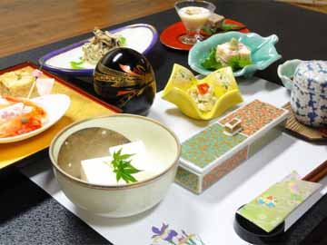*夕食一例/見た目も華やかな季節の会席豆腐料理をご用意いたします。