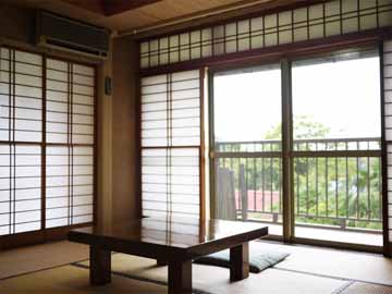 *客室一例/窓の外にはのどかな風景が広がる、純和風の空間です。