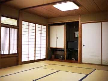 *客室一例/広さは8畳~10畳、窓の外にはのどかな風景が広がっています。