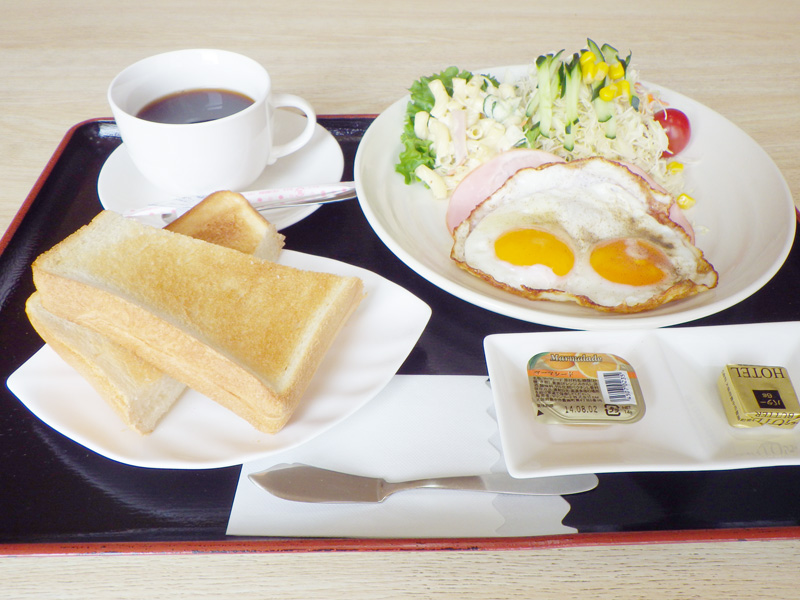 *【朝食例】卵・生野菜・パンと栄養バランスもばっちりです♪