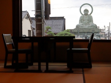 *【高岡大仏様正面 2間続き和室23畳】高岡大仏様を正面に拝する当館唯一の特別な客室