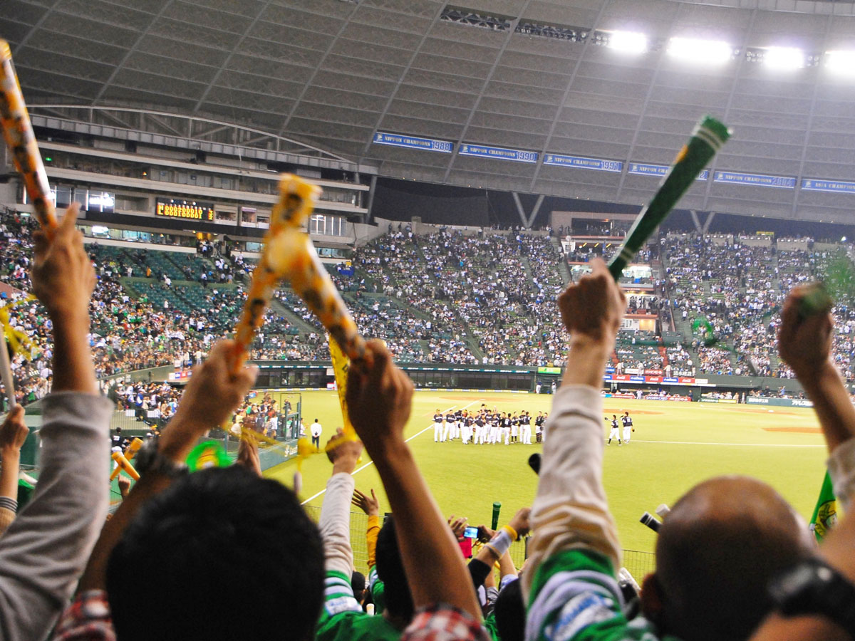 **みんなでスポーツ観戦！（イメージ）