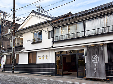 *JR高岡駅から徒歩7分。高岡大仏の目の前にある宿です