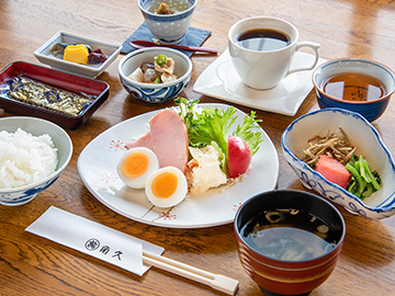 *朝食一例：お米をはじめ地元産の食材をふんだんに使用