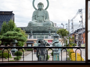 *【高岡大仏様正面 2間続き和室23畳】お部屋の窓から望む高岡大仏様