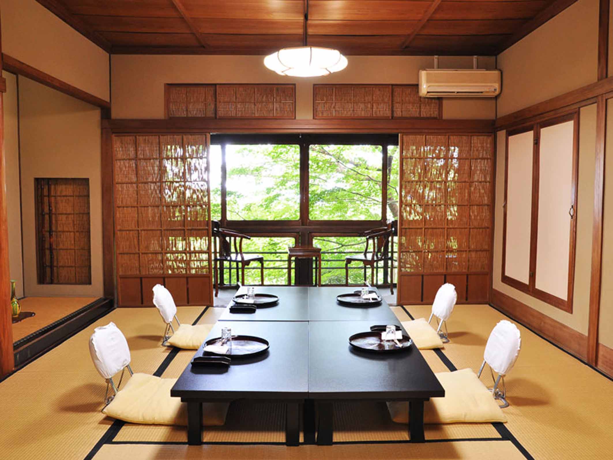 【松の間】四季折々の景色を堪能できる風格ある8畳のお部屋。