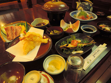 *【夕食一例】地元の新鮮食材や自家製野菜が目白押しです♪