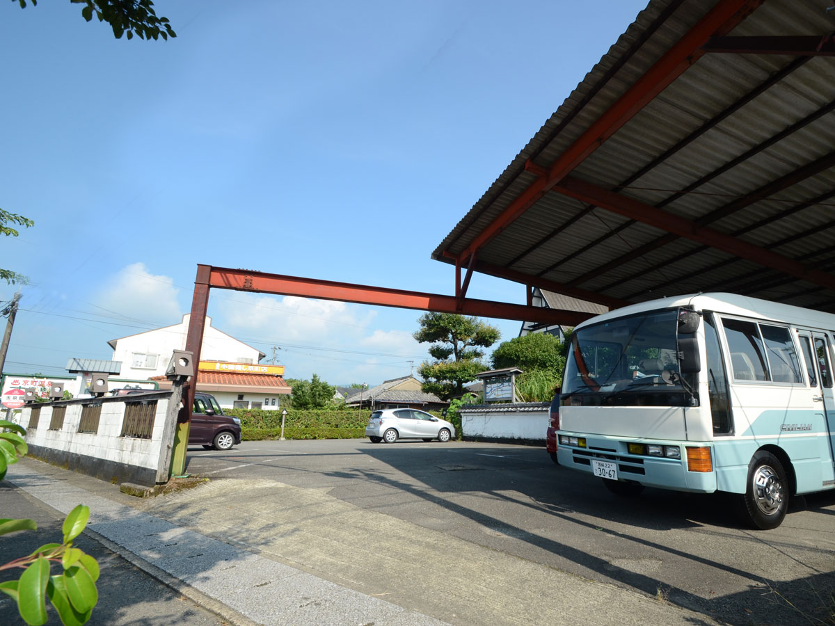 *【駐車場】広々とした駐車場は20台収容可能です。