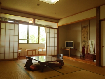 *【部屋】和室10畳/窓からは野尻湖畔の美しい景色が楽しめます。