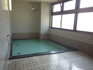 *【風呂】人工温泉を利用した大浴場は、足を伸ばせる広々サイズ♪
