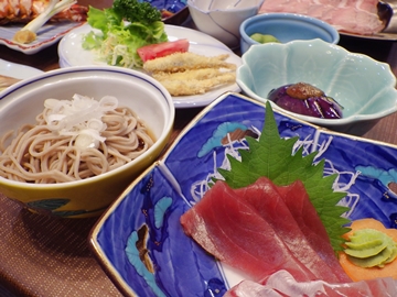 *【夕食例】地もの以外にも、日本海の魚介類などを使ったメニューが加わります。