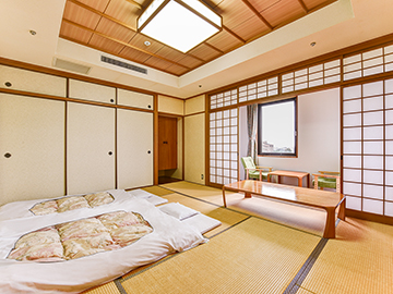 *【和室10畳】明るい朝の日差しが差し込む爽やかなお部屋です。