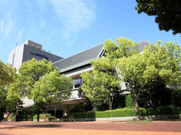 【外観１】宮崎駅から徒歩３分！緑あふれる中央公園に隣接し、静かな時間をお過ごし頂けます。