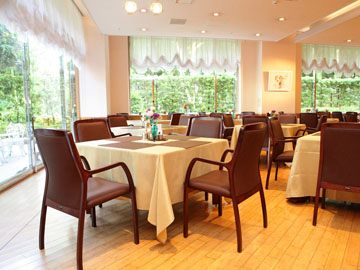 【レストランひむか３】光豊かな空間で、バラエティに富んだ宮崎の食材をぜひご堪能ください。