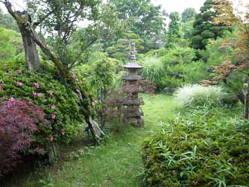 *庭園／当館自慢の日本庭園。季節の草花の景色をお楽しみ下さい！