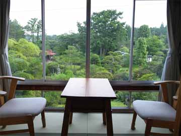 *客室一例／窓の前の広縁は特等席！日本庭園を眺めながら寛ぎのひとときを。