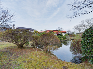 *【庭園】枯れずに湧きでる水を沸かして湯にしています。昔から温まると評判です。