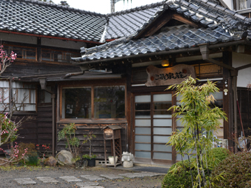 *【外観】田園の中に建つ小さな鉱泉宿。偕楽園、大洗海岸などの水戸観光や早朝ゴルフにも便利です。