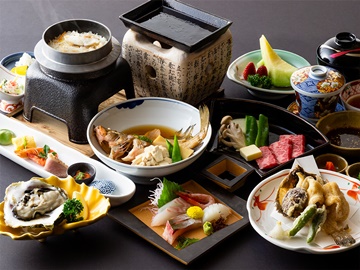 *【料理】夕食一例でございます。地元産の海の幸や山の幸をふんだんに使った会席料理。