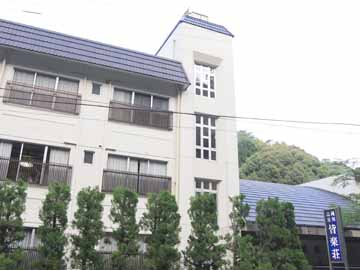 *【外観】緑豊かな鈍川渓谷にたたずむいで湯の宿