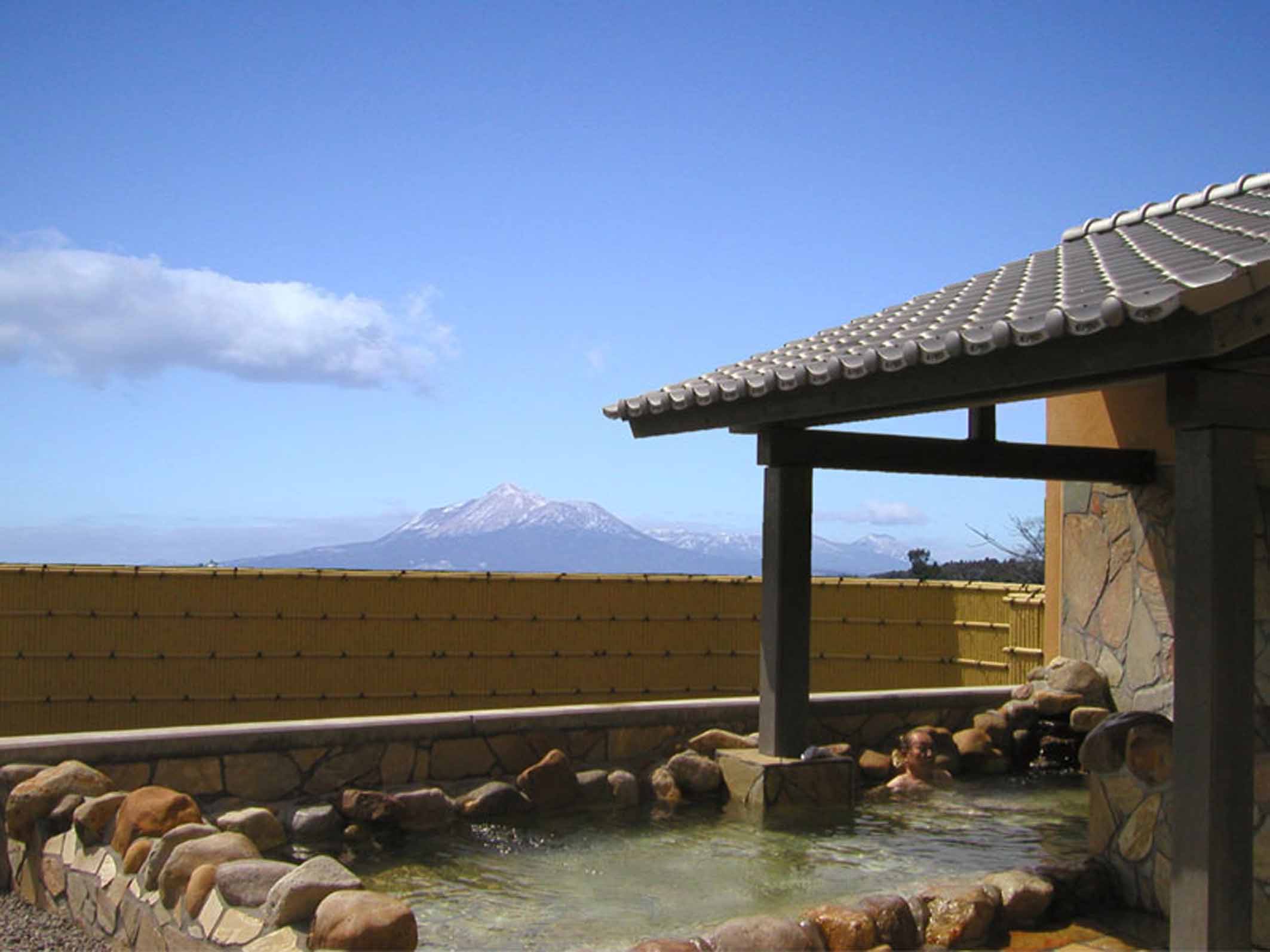 【和風露天風呂】雄大な霧島連山を眺めながら、ゆったりと潤いに浸ってください。