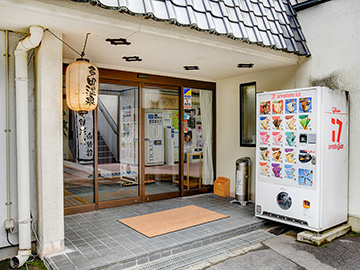 *【玄関】地元のグルメと温泉を楽しむ休日を♪