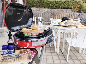 テンガロンハットを被って広いテラスでBBQ♪