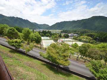 *森に囲まれた運動公園で森林浴やスポーツで汗を流してリフレッシュ！