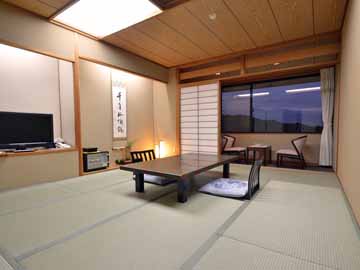 *生駒山系から平群平野が望める落ち着いた雰囲気の純和風客室です