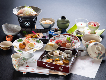 *【夕食一例】創作料理ならではの雅やかな味わいと、目にも楽しい彩の美食をご堪能下さい。