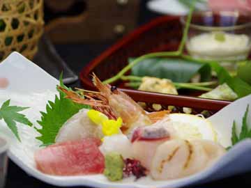 *【ご夕食一例】地元の新鮮食材をはじめ、大阪や三重などから仕入れる旬の食材を使っています