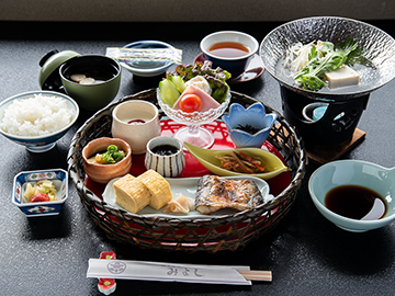 *【朝食（一例）】盛りかごに5種類の器が入った可愛い「華御膳」をご用意