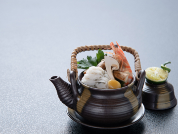 *【松茸土瓶蒸し】見たの美しさにも拘った土瓶蒸しは優雅な味わいを楽しめます
