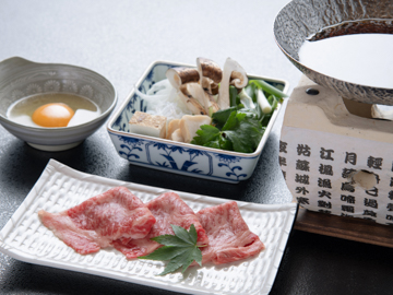＊【松茸すき鍋】松茸とお肉と絶妙に絡み合い、お互いの美味さを引き立てます