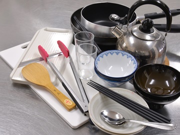 *【館内一例：共有キッチン】温泉蒸し釜料理で使用する調理器具はこちらです。