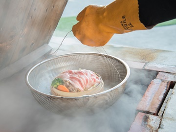 *【海鮮市場“蒸し釜や”】さっそく蒸してみましょう。日本一の熱量を誇る温泉蒸気へ。