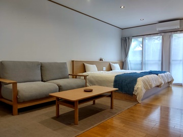 *【客室一例：洋室】ゆったりくつろげるソファと、フローリングと洋室ベッドの特別空間♪