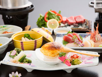 *【夕食一例】旬のご当地食材をふんだんに使用したお食事は、当館の自慢の一つ。