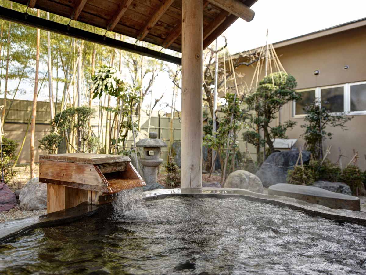 *【風呂】蔵王石の一枚岩をくり抜いた露天風呂は当館の自慢!