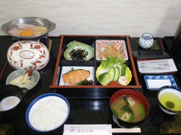 *ご朝食一例/数種類の小鉢をごはんと楽しむ和朝食
