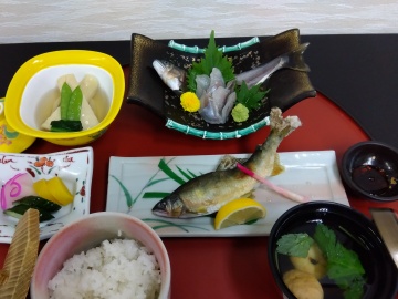 *ご夕食　鮎定食一例/量を控えめの温泉水で仕上げる「鮎定食」