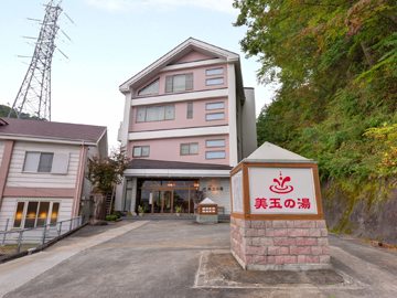 *外観/山や川に囲まれた落ち着いた雰囲気の中、滞在をお楽しみください